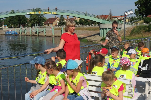 Stowarzyszenie Odra dla Turystów oraz urząd miejski w Nowej Soli informują, że znów można korzystać z oferty statku Laguna. Po ostatnich informacjach dotyczących niskiego stanu wody to dobra wiadomość dla amatorów pływania po rzece. Co więcej, na statku szykuje się wydarzenie z tańcem.- Wody w Odrze trochę więcej, więc Laguna może przypłynąć z Głogowa. Odra dla Turystów zaprasza na rejsy statkiem z portu w Nowej Soli - informuje Ewa batko, rzecznik prasowa urzędu miejskiego.We wtorek, środę, czwartek i piątek statek rusza z nowosolskiego portu o godzinie 17.00. W sobotę i niedzielę rejsy zaczynają się o godz. 13, 15 i 17.W niedzielę, 29 lipca na  statku odbędzie się dodatkowe wydarzenie. Szkoła Tańca Studio Dance Club organizuje dwugodzinny rejs z Tangiem Argentino. - Poza podziwianiem walorów estetycznych krajobrazu Doliny Środkowej Odry oddamy się magii tanga wyzwalając pozytywne emocje. Klimatyczne tandy w wyjątkowych okolicznościach przyrody zagra DJ Krzysztof - czytamy w zaproszeniu na wydarzenie.Laguna wypłynie o godz. 17.00. Po rejsie na zacumowanym statku ciąg dalszy milongi do godz. 21.00. Obowiązują elementy stroju marynarskiego.Dla członków KTS - "BALANS" wstęp bezpłatny. Pozostali płacą za bilet według cennika: www.odra2014.pl/Files/files/cennik.jpg, tel. 531 013 193.ZOBACZ, JAK WYGLĄDA ODRA Z LOTU PTAKA: