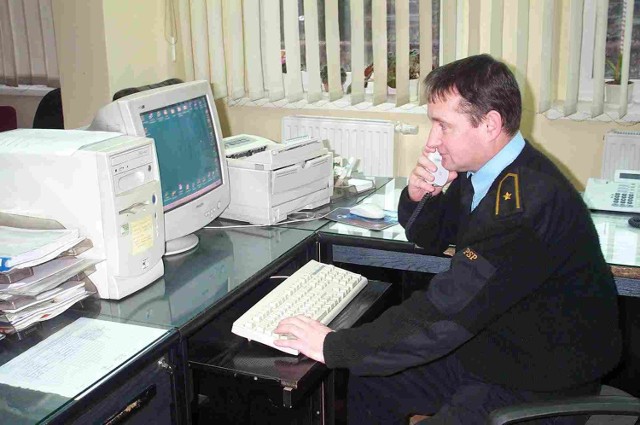 Teraz wszystkie zawiadomienia przyjmuje stanowisko kierowania w namysłowskiej komendzie PSP (na zdjęciu dyżurny strażak aspirant Krzysztof Prociak).