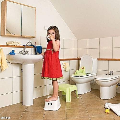 Dziecko w łazience powinno czuć się bezpiecznie. Pomocne przy tym są różnego rodzaju akcesoria, np. podesty, nakładki na ubikację, maty antypoślizgowe.