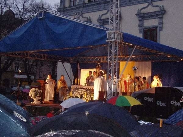 Setki mieszkańców Chełmna zgromadziło na Rynku, aby wziąć...