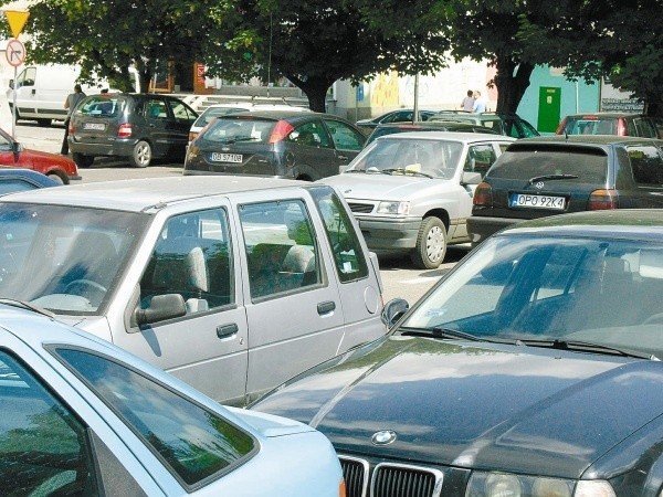 Płatne parkowanie ma być receptą na zatłoczone ulice i parkingi w centrum Brzegu, ale także sposobem na zasilenie budżetu miasta. (fot. Jarosław Staśkiewicz)