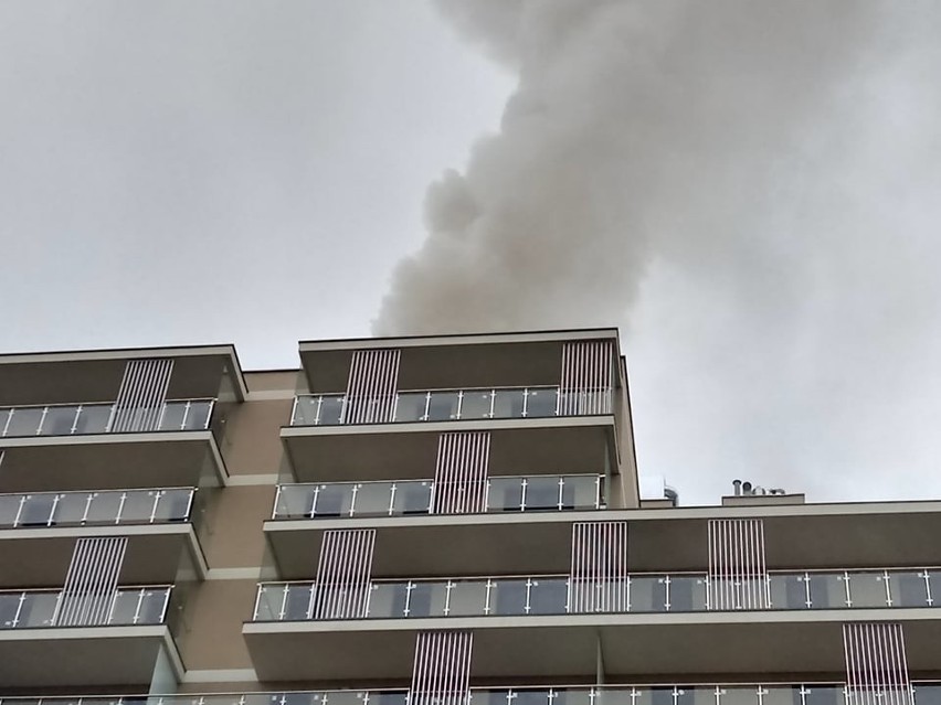 Pożar bloku przy ul. Paganiniego w Lublinie. Trwa akcja gaśnicza (ZDJĘCIA)