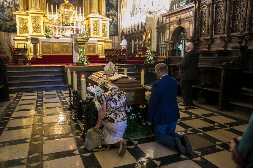 Rozpoczął się pogrzeb kardynała Macharskiego. "To była chodząca świętość" [ZDJĘCIA]