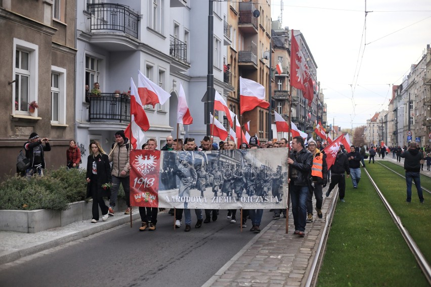 Marsz Niepodległości w Poznaniu wyruszył w trasę ulicami...