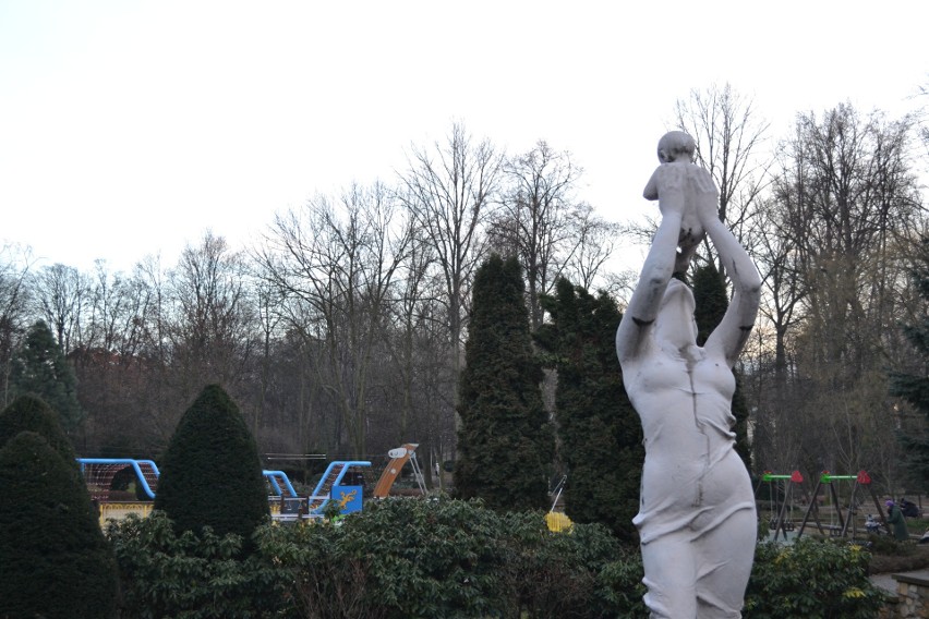 Rzeźba matki z dzieckiem, która znajduje się w parku