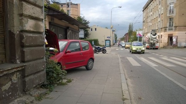 W wyniku zderzenia z motocyklem suzuki  fiat seicento zjechał na chodnik  na ul. Kilińskiego i zatrzymał się na murze pobliskiej kamienicy.