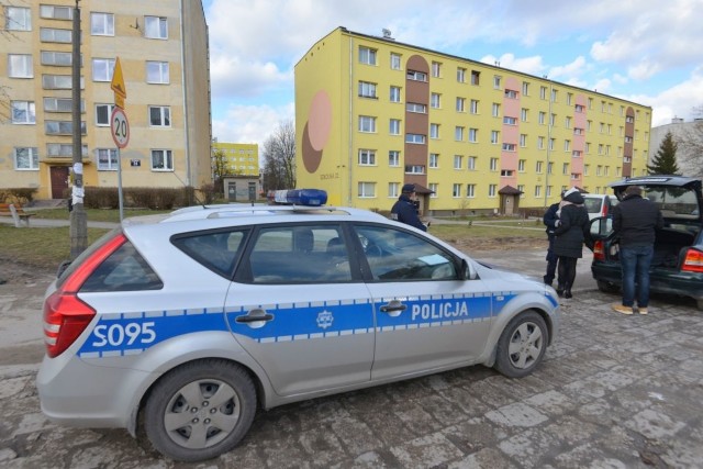 W dniu zabójstwa przed blokiem przy ulicy Szkolnej, w którym rozegrały się tragiczne wydarzenia