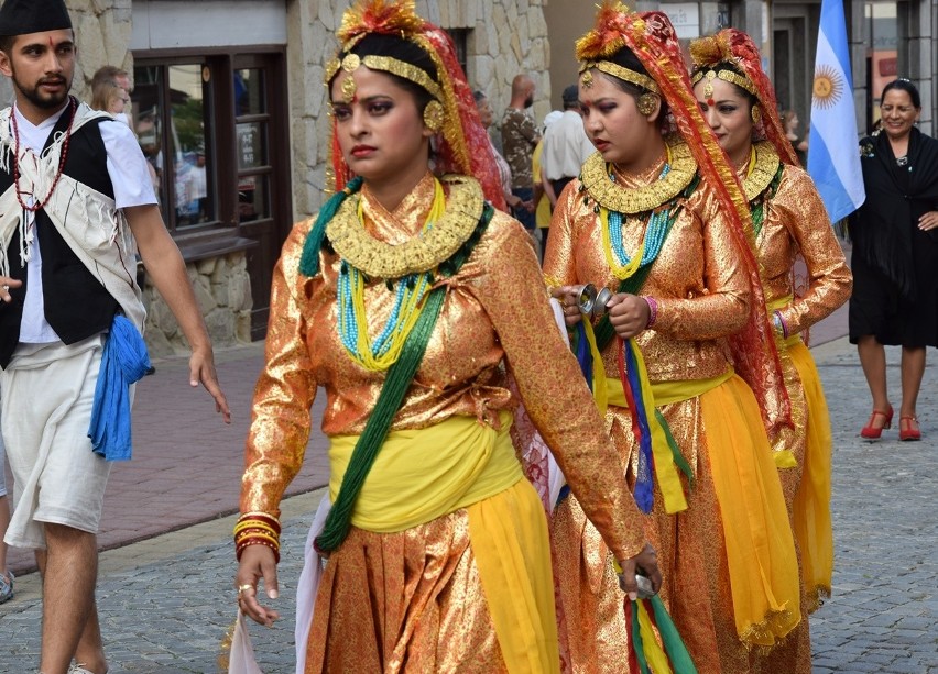 Gorlice. Festiwal Świat pod Kyczerą. Przez miejski deptak przeszedł barwny korowód artystów z różnych stron świata