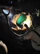 Szczeniak utknął w kanalizacji. Strażacy z OSP Knyszyn uratowali biedne zwierzę [ZDJĘCIA]