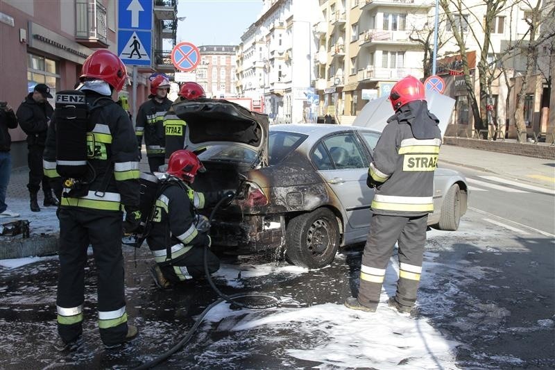 Pożar BMW na skrzyżowaniu Reymonta i Kościuszki.