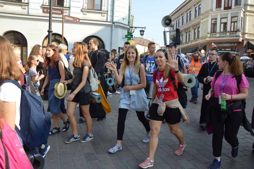 36. Piesza Pielgrzymka Tarnowska już w drodze na Jasną Górę [DUŻO ZDJĘĆ]