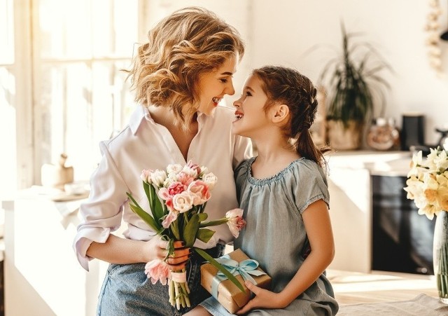 Najlepsze prezenty na Dzień Matki 2022. Zobacz najciekawsze pomysły i inspiracje. Sprawdź, co spodoba się Twojej mamie.