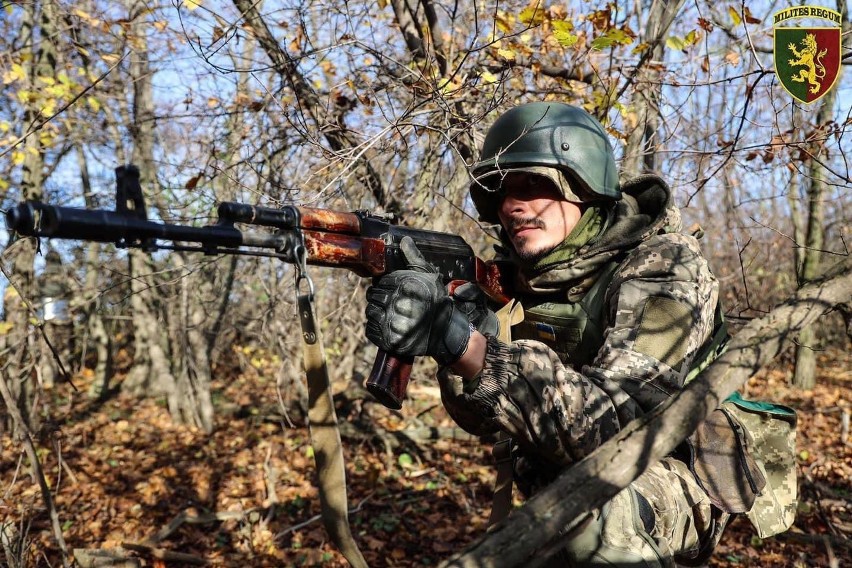 Jeden z ukraińskich żołnierzy z karabinkiem Kałasznikowa