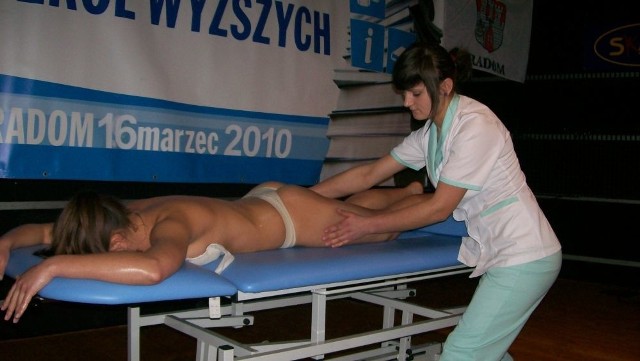 Pokaz masażu dała Katarzyna Białek, słuchaczka Zespołu Medycznych Szkół Policealnych w Radomiu. W tej szkole kształcą też masażystów.