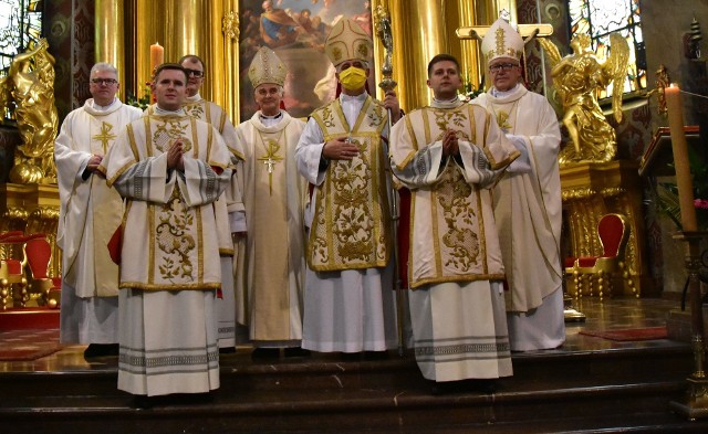 Wyświęceni diakoni z biskupami z diecezji kieleckiej - Janem Piotrowskim, Marianem Florczykiem i Andrzejem Kaletą - po uroczystej mszy świętej w katedrze.