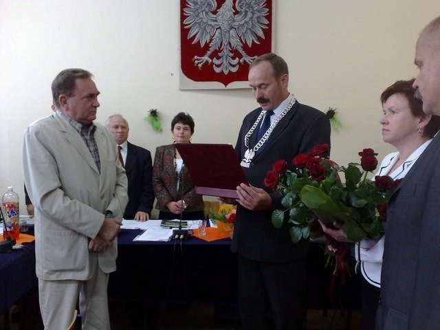 Władze gminy podziękowały Andrzejowi Strzyżewskiemu, prezesowi RSP za hodowlane sukcesy.