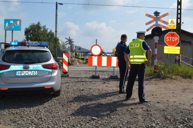 Do tragicznego wypadku doszło we wtorek na przejeździe kolejowym przy ul. Mierniczej w Lesznie. Pod kołami pociągu zginął 16-letni rowerzysta.