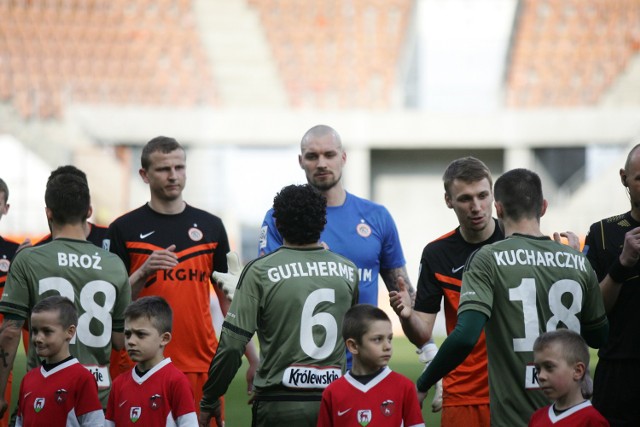 28.04.2016 lubin ekstraklasa pilka nozna kghm zaglebie lubin - legia warszawa zawodnicy z lubina w pomaranczowych strojach gazeta wroclawskapiotr krzyzanowski/polska press grupa