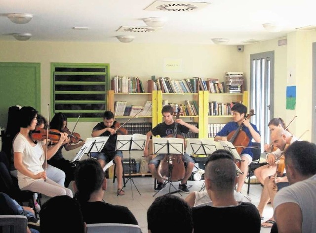 Muzycy grają za darmo m.in. w szkołach, więzieniach i domach opieki