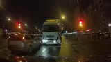 Rajd pijanego kierowcy ciężarówki w Warszawie. Jechał pod prąd i taranował auta [wideo] 