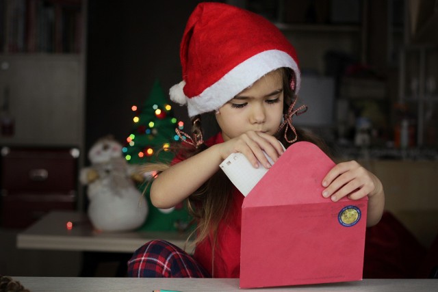 Tradycja pisania listów do Świętego Mikołaja jest długa. Większość dzieci nie wyobraża sobie świąt bez wcześniejszego spisania upominków, które chciałyby ujrzeć pod choinką.