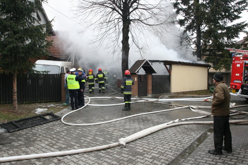 Pożar domu przy Poniatowskiego w Nowym Sączu. Siedem straży walczy z ogniem[ZDJECIA, WIDEO]