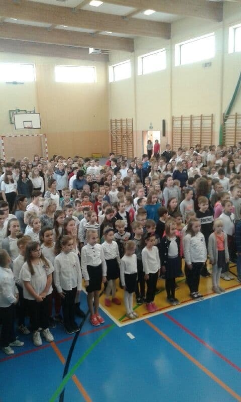 Uczniowie Szkoły Podstawowej numer 11 w Kielcach zaśpiewali hymn narodowy [WIDEO, ZDJĘCIA]