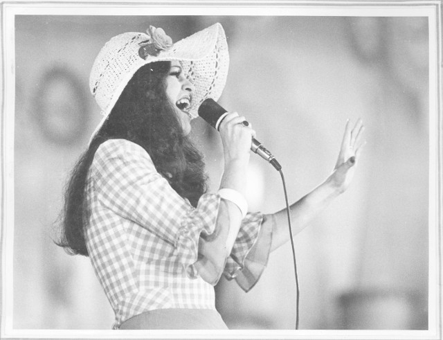 1974 rok. Anna Jantar w Opolu, gdzie śpiewała "Tyle słońca w całym mieście"