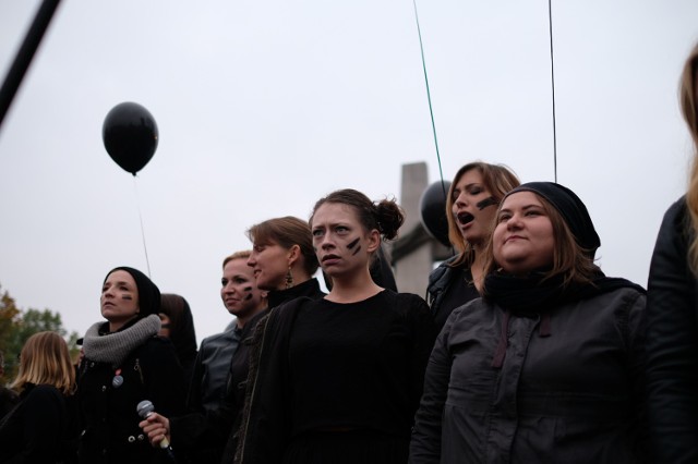 Czarny Protest został zorganizowany 3 października tego roku. Tego dnia tysiące kobiet w całej Polsce, w dużych miastach i małych miasteczkach, stało w deszczu, domagając się prawa o decydowania o sobie i swoim ciele