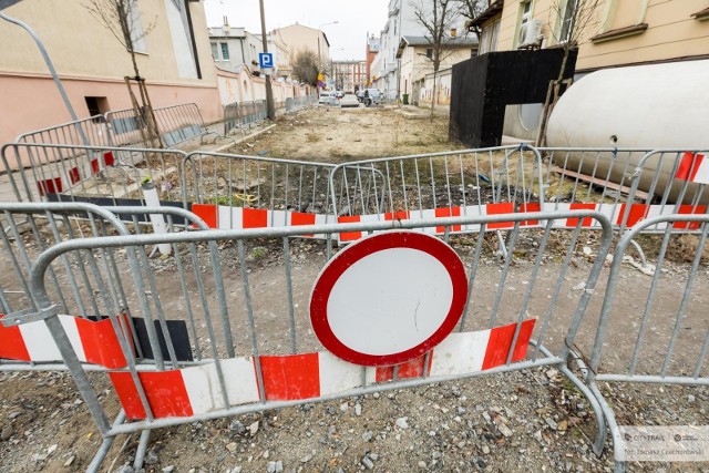 O ile Wodociągom udało się połatać część plac budów w ubiegłym roku, miasto rozkopane jest w wielu miejscach, choćby na ul. Reja, w wielu miejscach prac nie zaczęto.