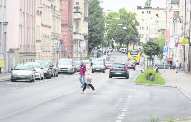 Przechodząc przez jezdnię w miejscu niewyznaczonym, trzeba się liczyć z tym, że zapłacimy 50 złotych mandatu. Dwukrotnie wyższa jest kara za przejście na czerwonym świetle.