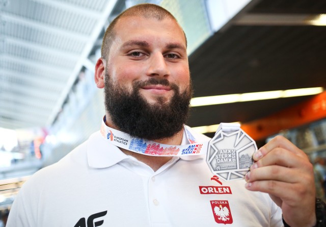 Michał Haratyk, lider europejskich rankingów w pchnięciu kulą, z Amsterdamu przywiózł srebro. Wynik 21.19 był tylko o 12 centymetrów gorszy niż mistrza i obrońcy tytułu, Niemca Davida Storla. Trzeci był Portugalczyk, Tsanko Arnaudov.