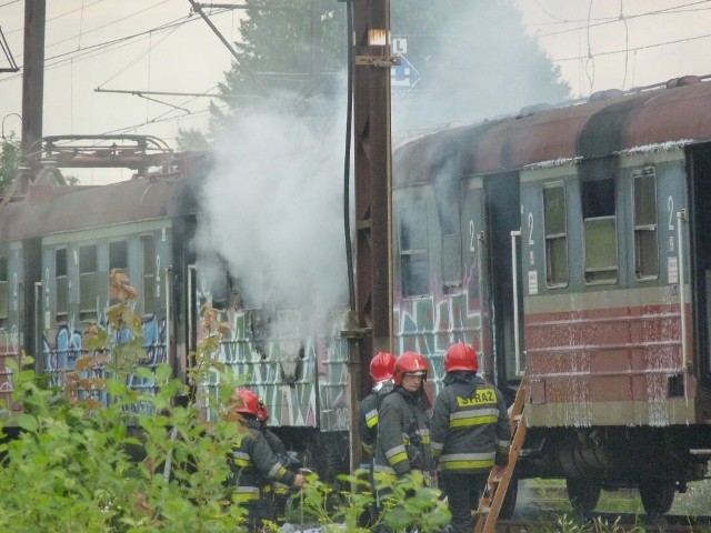 W czwartkowe popołudnie na bocznicy przy ulicy Kolejowej płonęły cztery wagony pociągu. W akcji gaszenia pożaru brało udział kilka zastępów straży pożarnej. Na tę chwilę nie są znane przyczyny pożaru.