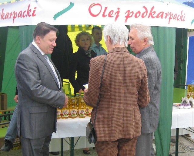 Lucjan Kuźniar, współwłaściciel Zakładu Tłuszczowego "Białoboki" prezentuje swój olej.