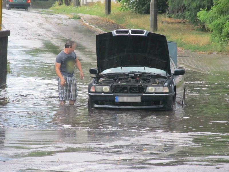 Burza w Gorzowie. Kierowcy brodzili po kolana w wodzie (zdjęcia)