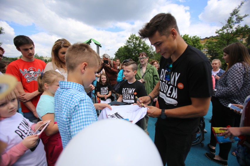 Katowice: Youtuber ReZigiusz uszczęśliwił dzieci. Otworzył plac zabaw przy GCZD