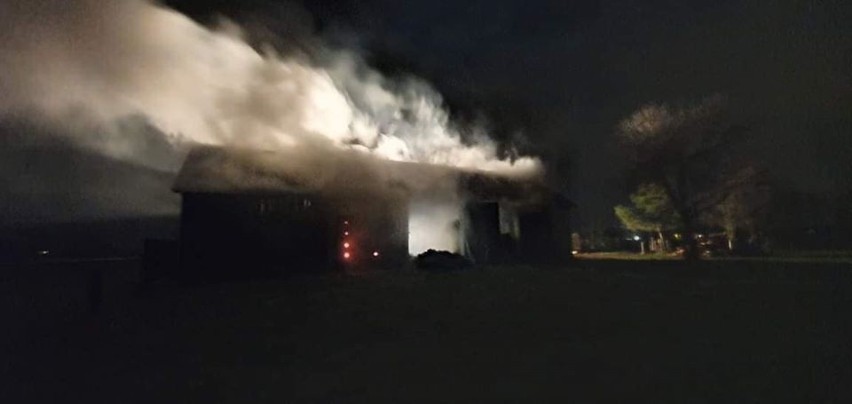 Gmina Rzekuń. Pożar stodoły w Ławach, 7.12.2019. Strażacy walczyli z ogniem