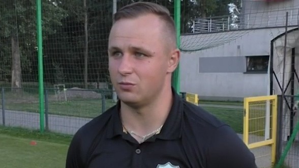 Trener Sokoła Aleksandrów Dawid Kroczek cieszył się po awansie drużyny do półfinału Pucharu Polski