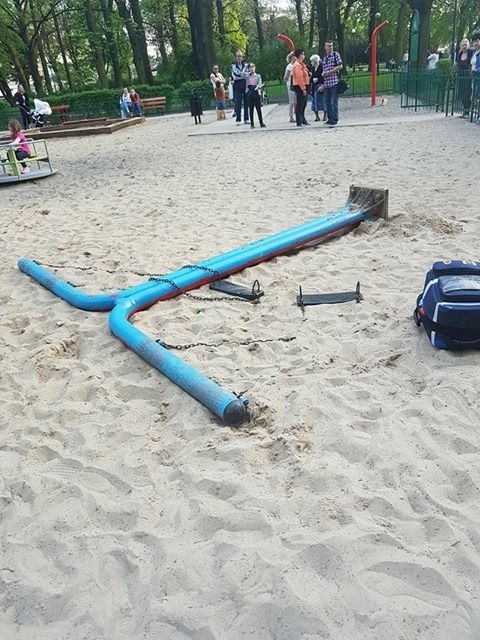 Wypadek na placu zabaw w Łodzi. W parku Reymonta wyrwało huśtawkę z ziemi. Ranną dziewczynę zabrało pogotowie