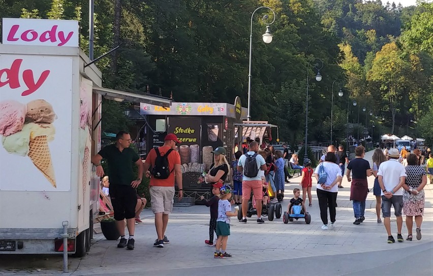 Krynica/Zdrój/ Muszyna. Sądeckie uzdrowiska przeżywają oblężenie. Takich tłumów od dawna tu nie było [ZDJĘCIA]