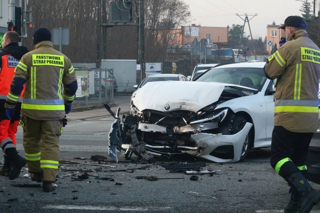 Wypadek busa i BMW na wjedzie do Wrocławia. Tworzą się