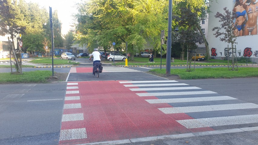 Przez ulicę Uniwersytecką w Łodzi  można przejechać rowerem...