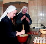 Wielkanoc w klasztorach. W Wielki Piątek jest biczowanie, potem pyszne baby i lanie wody