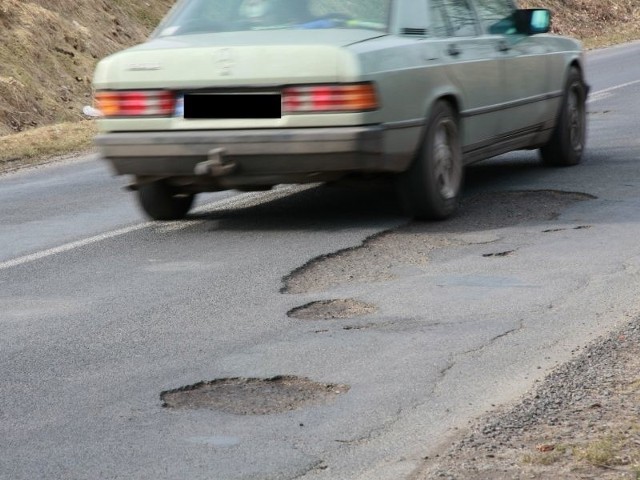 Dyrektor zarządu dróg powiatowych zapowiada, że dziury na drodze koło Bukowca zostaną wkrótce załatane.