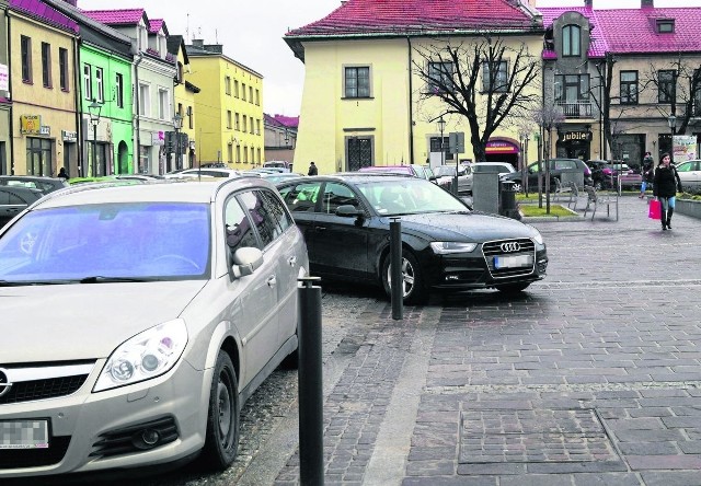 Kierowcy nie zwracają uwagi na przepisy, parkują jak chcą