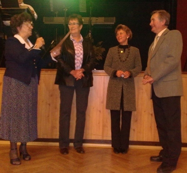 Na zdjęciu od lewej: Krystyna Polak (szefowa koła związku emerytów w Oleśnie), Bożena Matusiak (sekretarz gminy), Maria Podgórska i Ernest Hober.
