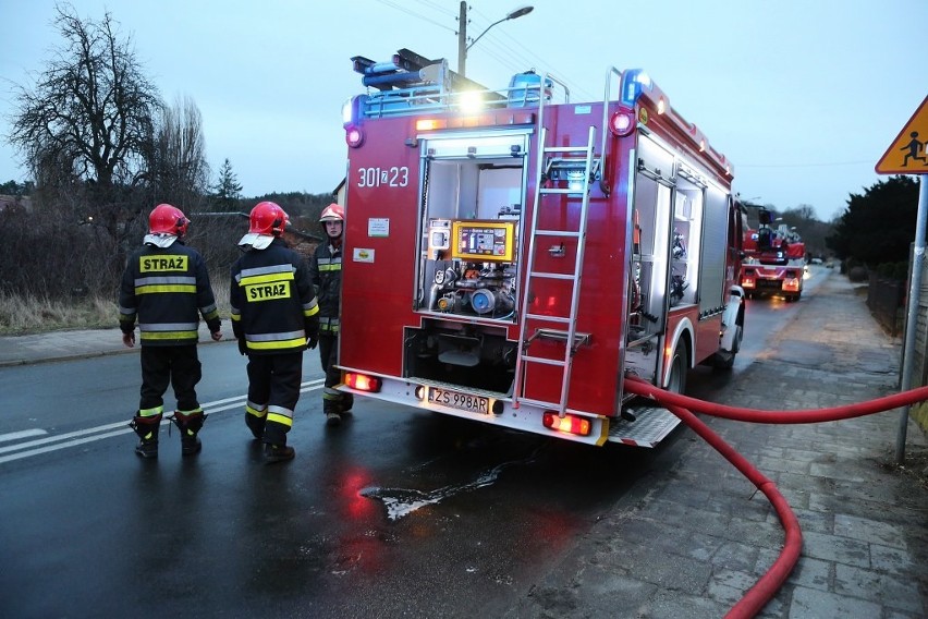 Pożar przy ul. Marmurowej. Na szczęście budynek był opuszczony [zdjęcia]