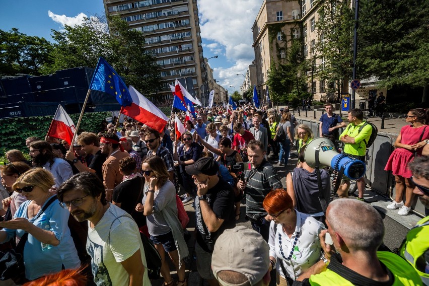 Protest przed Sejmem ws. zmian w sądownictwie [ZDJĘCIA] Demonstracja KOD i Obywateli RP w Warszawie