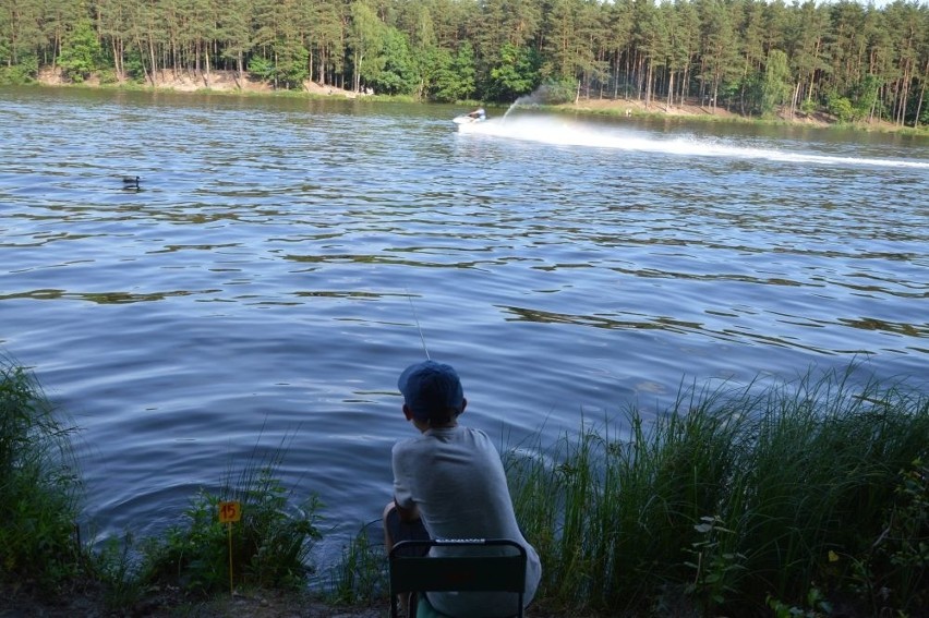 Zabawa z Wedką po raz 40! Młodzi suchedniowianie łowili ryby na Rejowie. Zobacz zdjęcia