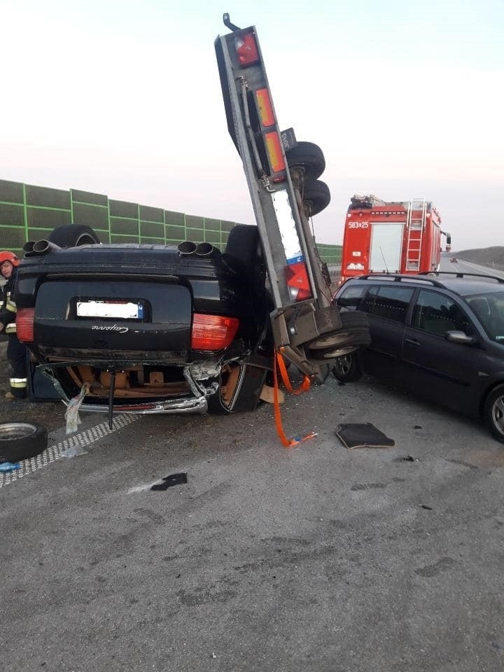 Wypadek na A1. Porsche cayenne spadło z lawety na autostradzie A1 pod Łodzią! [zdjęcia]